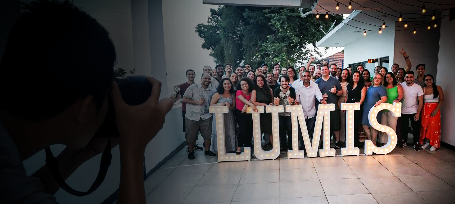 Equipe Lumis reunida sorrindo